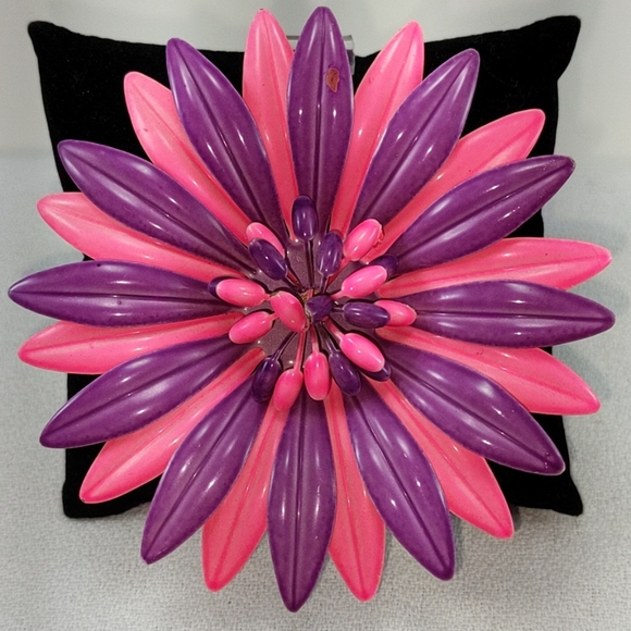 🇨🇦 Late 60s & Early 70s Flower Power Bold Brooch - Picture 1 of 4
